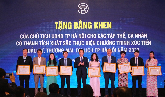 Các tập thể, cá nhân có thành tích có thành tích xuất sắc thực hiện chương trình xúc tiến đầu tư, thương mại, du lịch Hà Nội năm 2022 nhận Bằng khen của Chủ tịch UBND thành phố Hà Nội